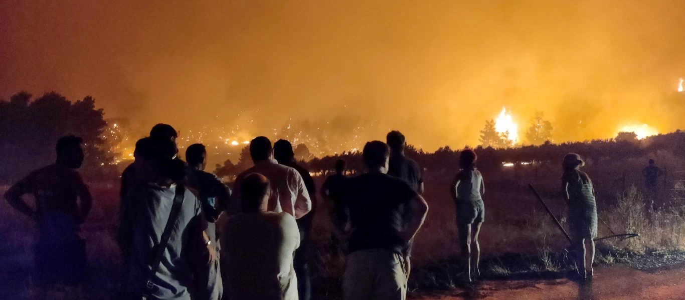 Φωτιά στα Βίλια - Εκτιμήσεις πυρομετεωρολόγων: Η πυρκαγιά εμφανίζει «ακραία συμπεριφορά» (φώτο)